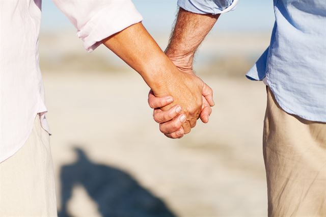 실버타운 내 시니어 연애가 늘고 있지만 가족 반대·재산 분쟁 등 법적 갈등으로 이어지는 사례도 함께 증가하고 있다. 현재 관련 법과 제도는 미비하다. 전문가들은 사전 동의서와 동거 가이드라인 같은 제도적 보완이 시급하다고 지적한다. /게티이미지뱅크