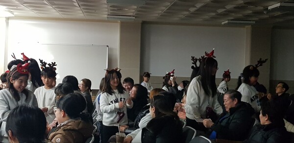 동해약천온천실버타운을 방문한 마중물 지역아동센터 어린이들이 공연 후 어르신과 허그/이한세 객원기자