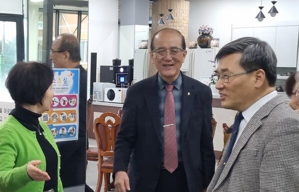 공주원로원 오정호 대표와 담임목사님/이한세 객원기자