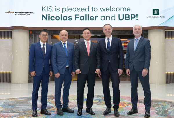프란시스 리 UBP 아시아 부문장(왼쪽부터), 위핑 나 UBP 아시아 자산운용 대표, 김성환 한국투자증권 사장, 니콜라스 팔라 UBP 글로벌 자산운용 대표, 스튜어드 에드가 UBP 아시아전략대표가 16일 서울 여의도 한국투자증권 본사에서 협업 방안을 논의한 후 기념 촬영을 하고 있다. /한국투자증권
