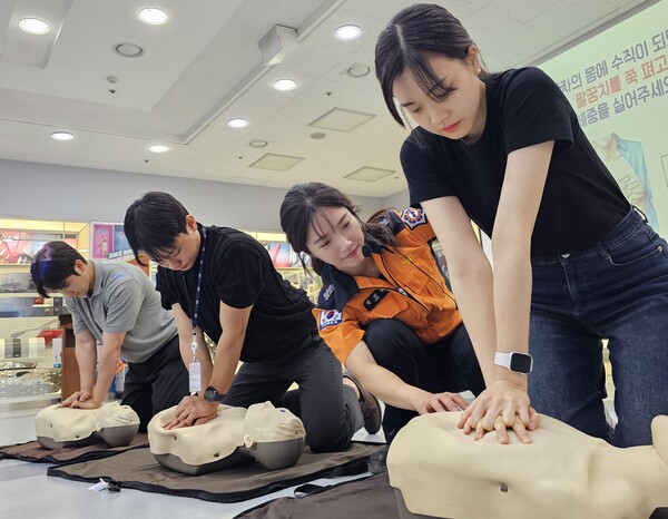 16일 KCC 직원들이 전문 강사의 지도 아래 CPR 등 응급처치 교육을 받고 있다. /KCC