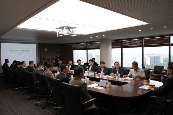 iM증권 임직원들이 지난 16일 ‘2025 하반기 경영전략 회의’를 진행하고 있다. /iM증권