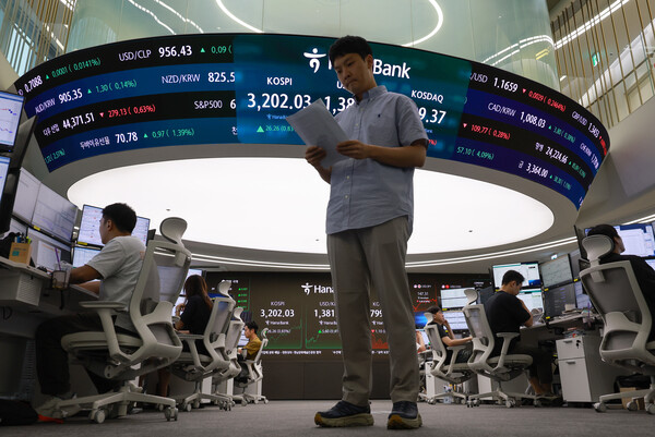 서울외환시장운영협의회에 따르면 하나은행이 현물환과 외환 스와프 부문 모두 거래량 1위를 기록했다. /연합뉴스