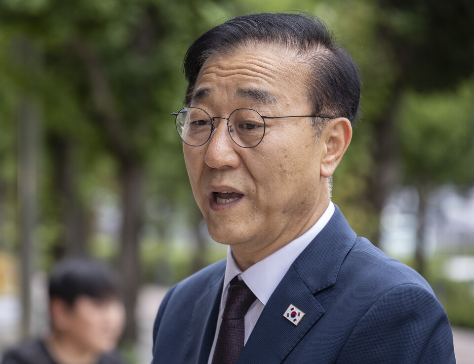 김윤덕 국토교통부 장관 후보자가 지난 15일 정부과천청사에 마련된 인사청문회 준비 사무실로 첫 출근하며 취재진 질문에 답하고 있다. /연합뉴스