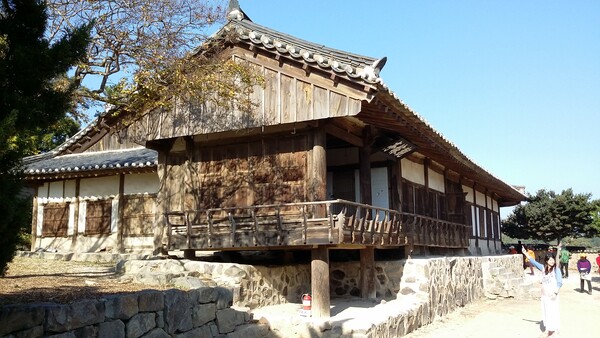 양동마을 관가정 사랑채와 처마, 한옥의 누각과 마루는 길게 빼진 처마 덕에 벽체나 창호로 가리지도 않고 비어 있는 공간을 쓸 수 있었다. /김정관