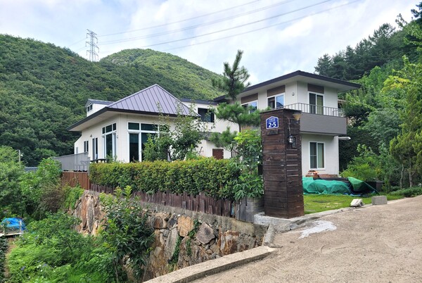 필자 설계 경남 양산 소재 단독주택 심한재, 처마가 빠져나온 경사지붕을 가지면 고전적인 집이라고 일축하지만 디자인을 앞세운 진보적인 집은 살아보면 곧 후회할 확률이 높다. 집은 백 년 뒤에도 살 수 있어야 한다. /김정관