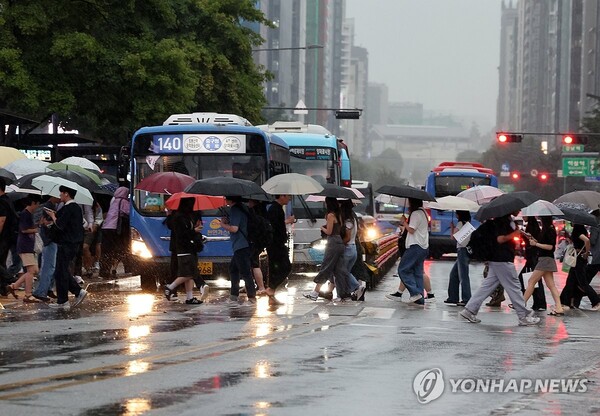 비가 내리는 16일 서울 강남역 부근에서 시민들이 퇴근길을 재촉하고 있다. /연합뉴스