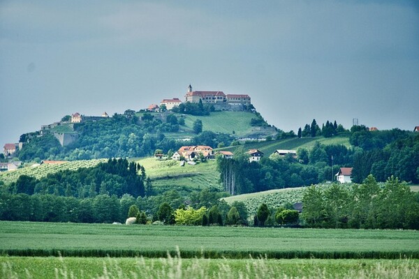 꼭대기에는 성주가, 성 아래 마을에는 농부, 상인, 어부 등 서민들이 사는 산 마을 /픽사베이