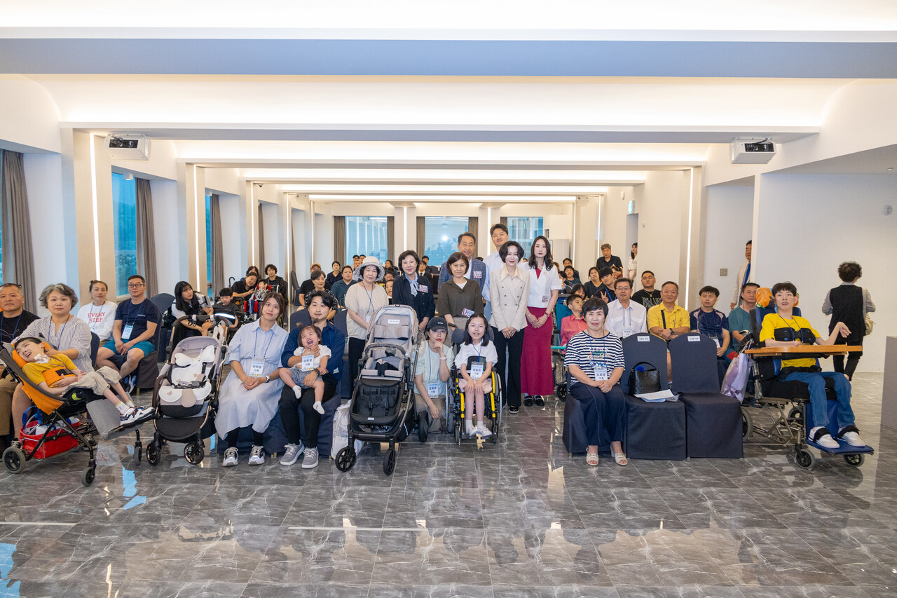 장혜선 롯데장학재단 이사장과 조한봉 롯데복지재단 이사장(가운데)를 비롯한 관계자 및 수혜가족들이 함께 기념사진을 촬영하고 있다. /롯데장학재단