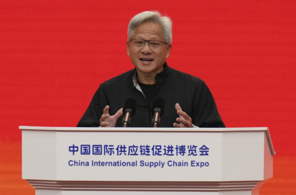 16일 젠슨 황 엔비디아 CEO는 베이징에서 열린 제3회 중국 국제공급망촉진박람회 개막식에 연사로 참석했다. /AFP