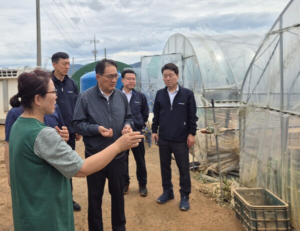 지준섭 농협중앙회 부회장은 18일 집중호우로 인해 농작물과 농업시설에 큰 피해를 입은 충남 예산과 당진을 찾았다.  /농협중앙회