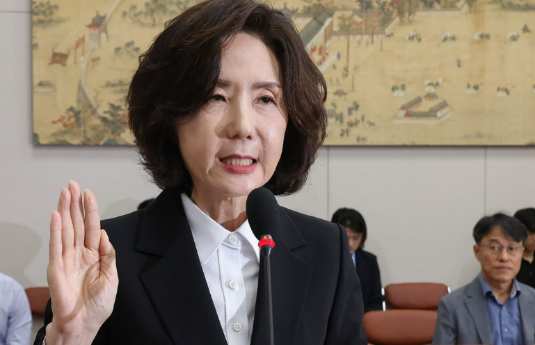 이진숙 사회부총리 겸 교육부 장관 후보자가 지난 16일 서울 여의도 국회 교육위원회에서 열린 인사청문회에서 선서하고 있다. /연합뉴스