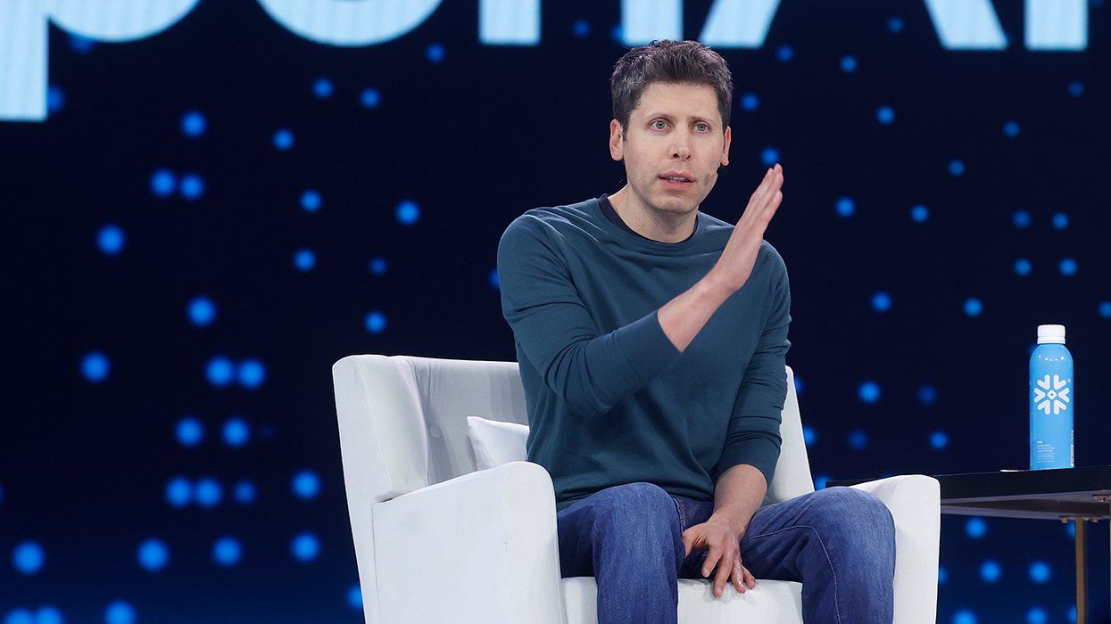 오픈AI 창립자 샘 올트먼의 전기 '미래를 사는 사람, 샘 올트먼'이 번역돼 나오며 한국 언론이 앞다퉈 띄우기에 나섰다. 심지어 그를 메시아로 포장하는 보도도 쏟아지고 있다. 사진은 샘 올트먼이 한 행사장에서 발언하는 모습 /게티이미지