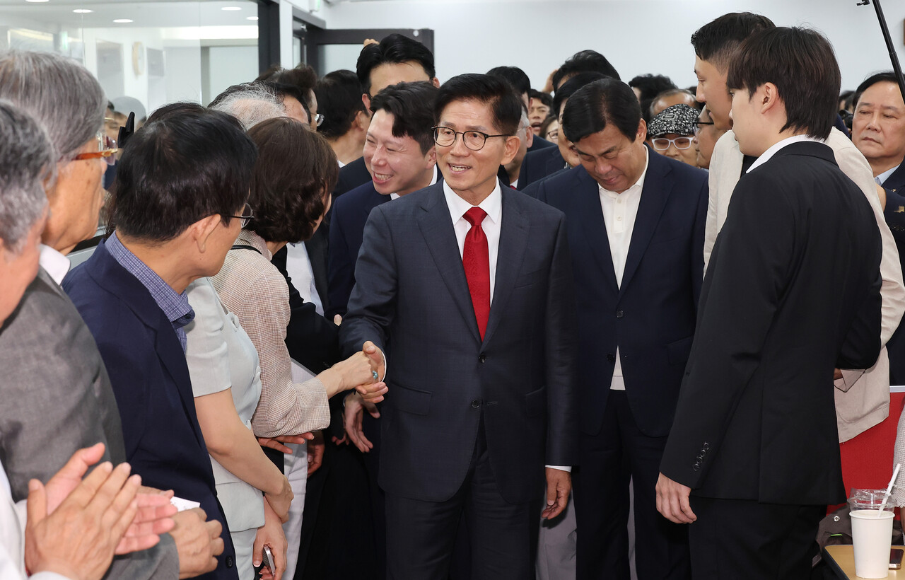 국민의힘 김문수 전 대선후보(가운데)가 20일 서울 여의도 당사에서 당 대표 출마 선언을 하기 위해 입장하고 있다. /연합뉴스