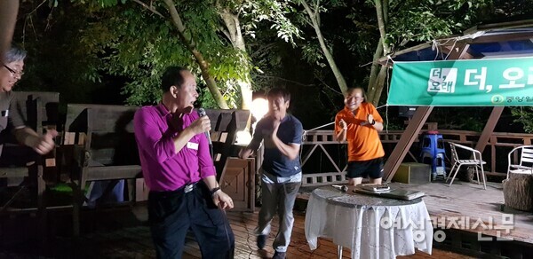 춤을 보는 시각은 사람마다 다르다. 점잖은 유교 문화에서 춤추는 사람은 손해를 보기도 한다. /사진=강신영