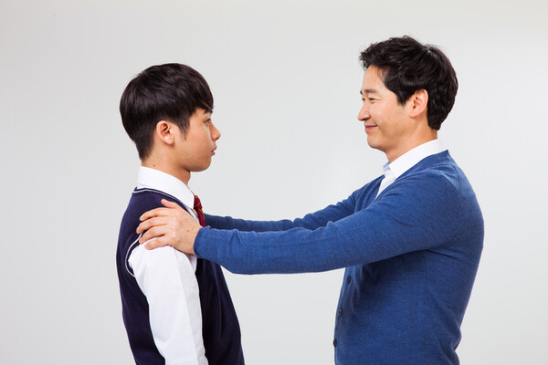 당신이 게임만 하는 자녀에게 공부하라고 말해야 하는 부모가 되었다고 가정해 보자. 첫 단추는 비난 대신 공감으로 시작하는 것이다. /게티이미지뱅크