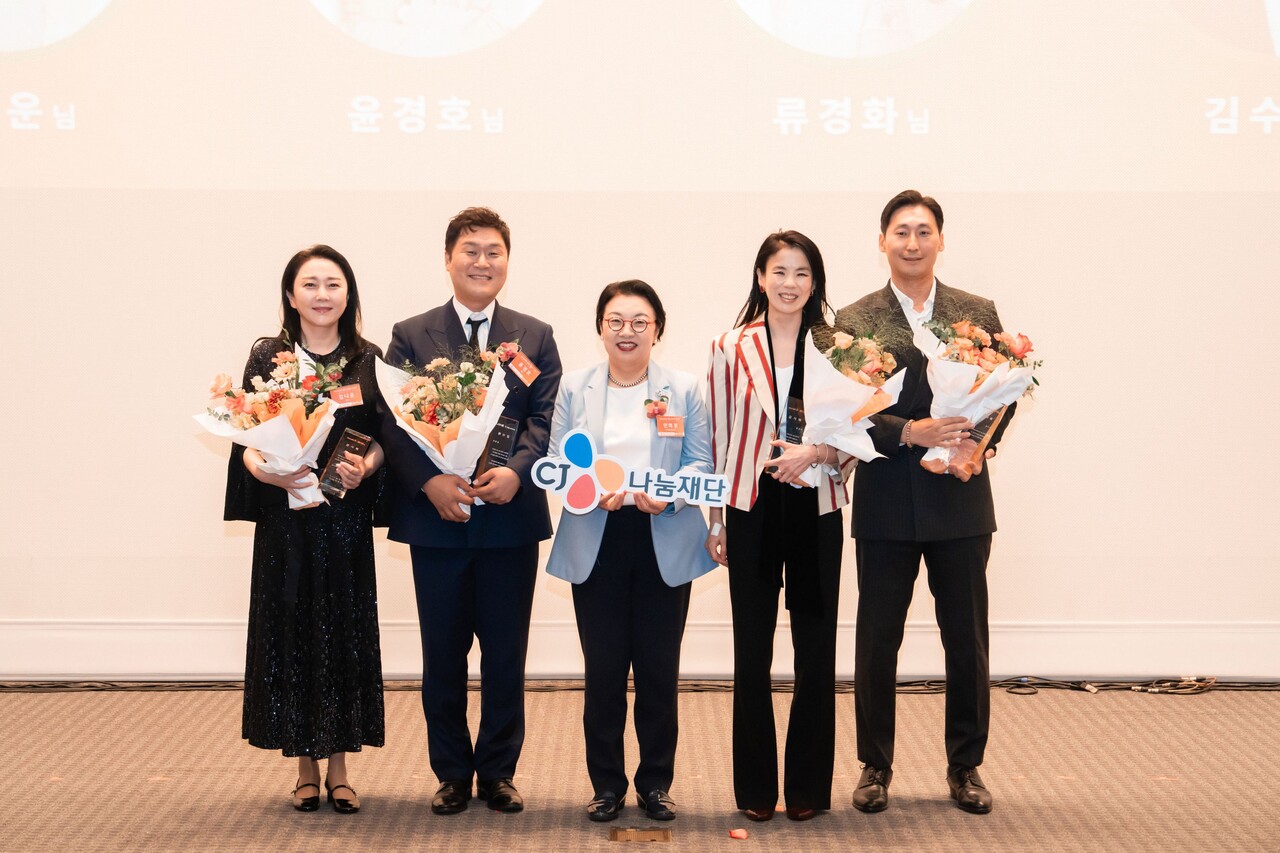 민희경 CJ사회공헌추진단장(중간)이 (왼쪽부터) 배우 김나운님, 윤경호님, CJ도너스캠프 아카데미 마스터 멘토 류경화님, 우수 일반기부자 김수호님에게 감사패를 전달하고 기념사진을 촬영하고 있다.  /CJ그룹