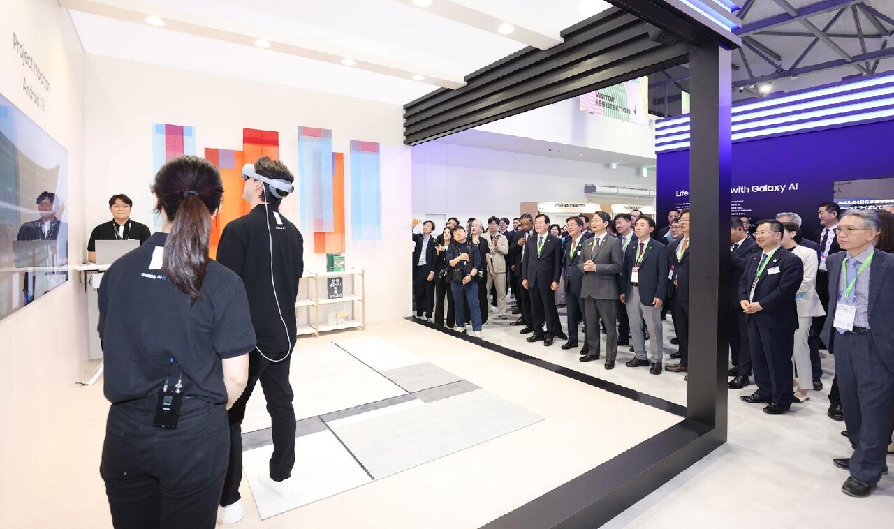 한국과 일본의 주요 기업 관계자들이 지난 5월 13일 오사카 엑스포에서 열린 삼성전자의 XR 기기 '프로젝트 인피니트' 시연을 지켜보고 있다. /코트라