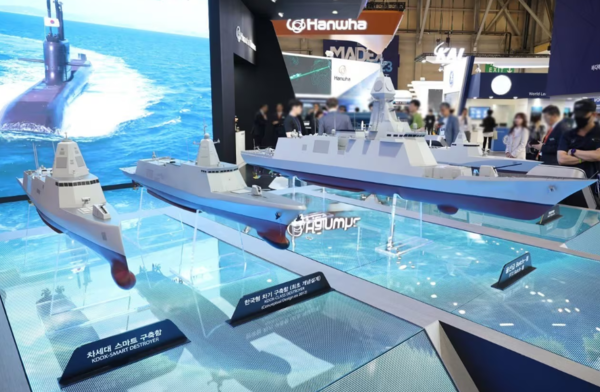 한화오션의 KDDX 함정 모형. /한화오션