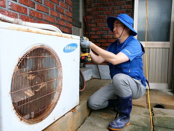 삼성이 전국 각지에서 발생한 집중호우로 피해를 본 주민들을 돕기 위해 성금 30억원을 기부했다. /삼성
