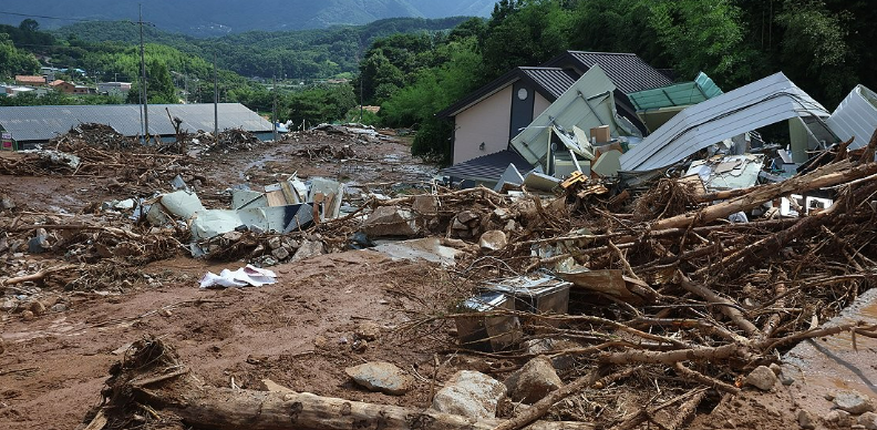 지난 20일 오후 경남 산청군 산청읍 부리 내부마을이 전날 내린 폭우와 산사태로 파괴돼 원래 형태를 알아볼 수 없을 정도다. 기후 재난이 상수화된 상황에서 국회를 비롯한 정치권이 사전 대비에 더욱 적극적이어야 한다는 비판이 제기된다. /연합뉴스