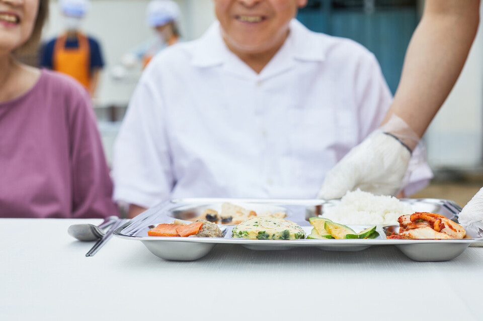실버타운 등 고령자 주거시설은 공동시설을 설치만 해도 인허가가 가능하지만, 실제 운영은 의무가 없어 입주민 피해가 발생하고 있다. 이에 ‘공동시설 운영’을 조건으로 명시하는 ‘조건부 허가제’ 도입이 필요하다는 목소리가 커지고 있다. /게티이미지뱅크