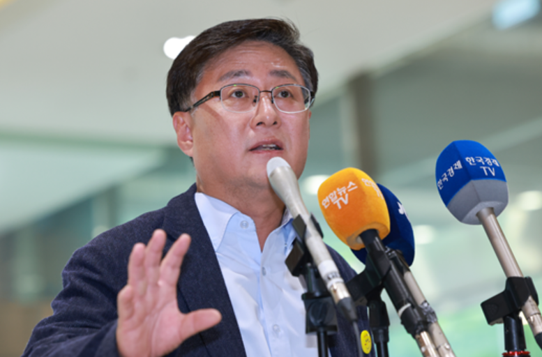 김성환 환경부 장관 후보자가 지난달 24일 서울 영등포구 여의도 이룸센터에 마련된 인사청문회 준비 사무실로 출근하며 취재진 질문에 답하고 있다. /연합뉴스