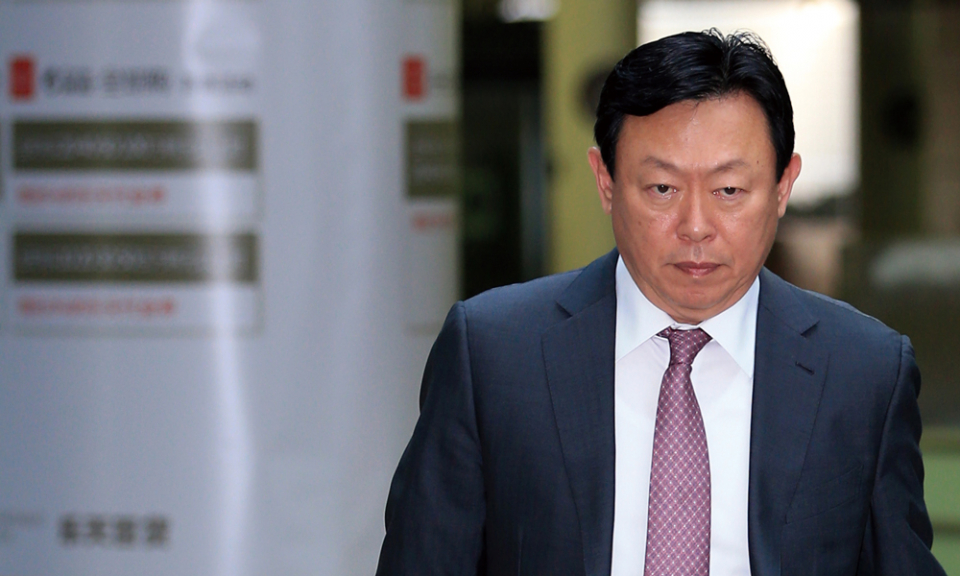 신동빈 롯데그룹 회장이 서울 소공동 그룹 본사로 출근해 집무실로 향하고 있다. /연합뉴스