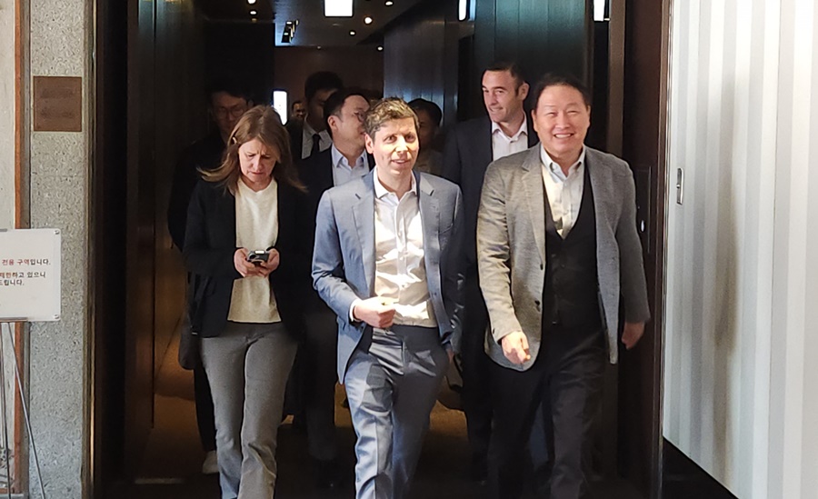 최태원 SK그룹 회장(오른쪽)이 2025년 2월 4일 서울플라자호텔에서 샘 올트먼(가운데) 오픈AI 최고경영자(CEO)와 회동한 뒤 미팅룸에서 나오고 있다. 최 회장은 올트먼 CEO와 고대역폭메모리(HBM), 데이터센터 등 인공지능(AI)과 반도체분야 협력방안을 논의한 것으로 알려졌다. 이 자리엔 유영상 SK텔레콤 사장, 곽노정 SK하이닉스 사장, 김주선 SK하이닉스 AI 인프라 사장 등 그룹 내 AI·반도체 부문 최고경영진들이 배석했다.