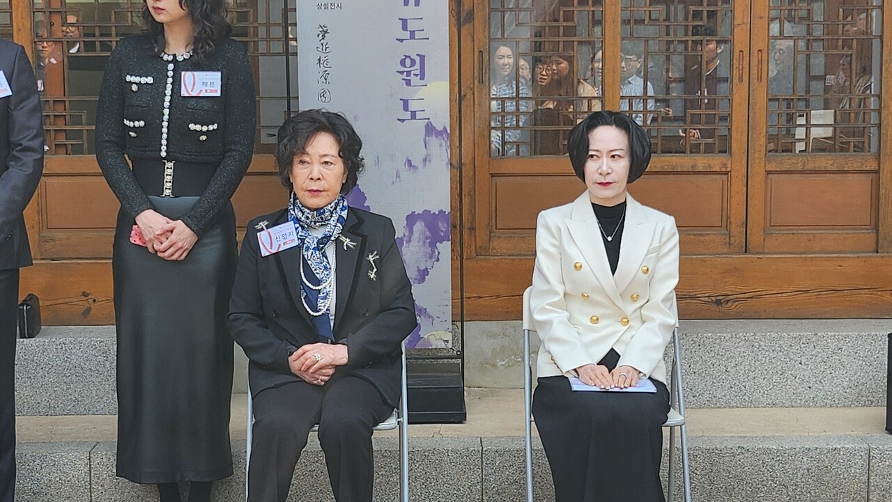 지난 4월 16일 무계원에서 열린 ‘2025 롯데재단 상전(象殿) 신격호 展 : 그가 바라본 내일’ 전시 개막식에 신격호 명예회장의 장녀 신영자씨(왼쪽)와 장혜선 이사장이 참석한 모습 /류빈 기자