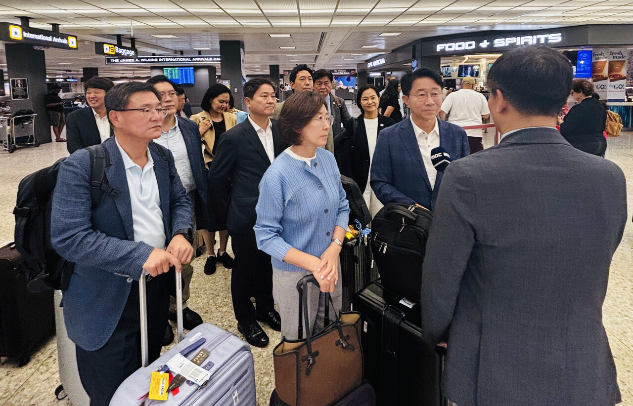 여야 의원이 포함된 메머드급 고위급 협상단이 총출동했지만 남은 시한은 일주일 남짓이다. / 연합뉴스