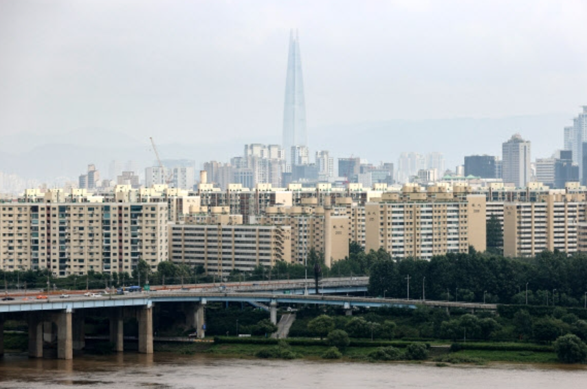 서울 용산구 유엔빌리지 인근에서 바라본 압구정동 현대아파트의 모습 /연합뉴스
