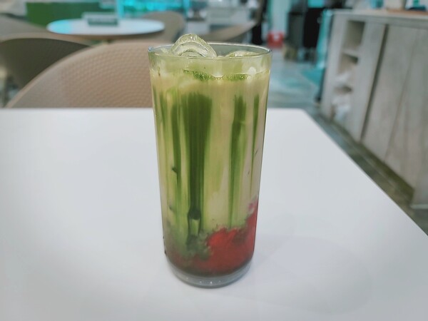 말차라떼의 인기에 딸기를 곁들인 고당도의 말차딸기라떼도 인기 음료다. /사진=홍미옥