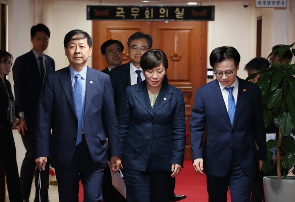 구윤철 경제부총리(왼쪽)와 정부 관계자들이 국무회의를 마치고 국무회의실에서 나오고 있다. /연합뉴스