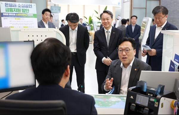 김병환 금융위원장은 서울 중구 신한은행 본점 영업부를 방문해 현장을 점검하고 있다./금융위원회