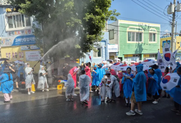 광복 80주년을 맞아 광주 고려인마을에서 봉오동 전투를 재현한 물총축제가 열린다. 사진은 지난해 광복절 당일 광주 고려인마을에서 열린 '봉오동 전투 재현 물총 축제'의 모습. /고려인마을