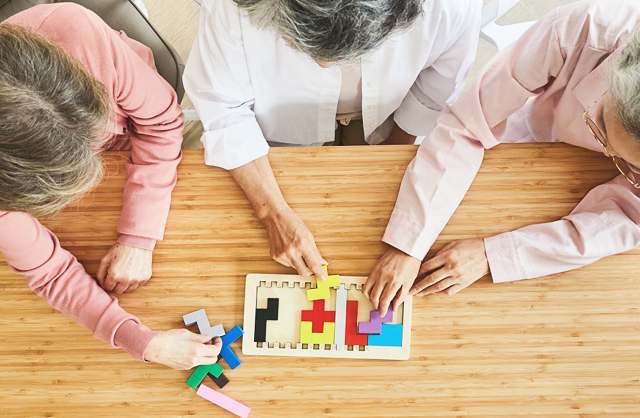 인지 저하 상태의 노인들이 실버타운에서 겪는 정서적 고립 문제가 수면 위로 드러나고 있다. 신체 기능은 건강하지만 인지 저하로 인한 불편이 커지며 공동체 생활이 어려워지는 것이다. 사회적 상호작용의 부족이 고립감을 심화시키며 요양원으로의 조기 전이가 이뤄지는 사각지대가 발생한다는 목소리가 나온다. /게티이미지뱅크
