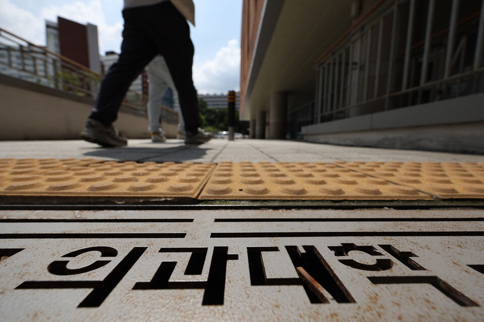 정부와 교육계가 '의대 교육 정상화 방안'을 논의하는 가운데 의대 총장들이 의대 본과 4학년이 추가로 의사국가시험(국시)를 치를 수 있도록 정부에 건의하기로 했다. 사진은 23일 서울 시내 한 의과대학의 모습 /연합뉴스