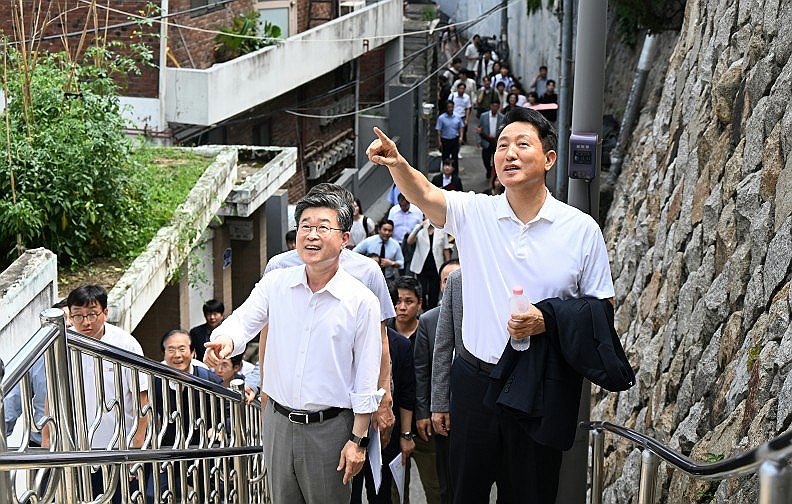 오세훈 서울시장이 지난 24일 서울 중구 신당9구역 재개발사업 현장을 점검하고 있다. /서울시