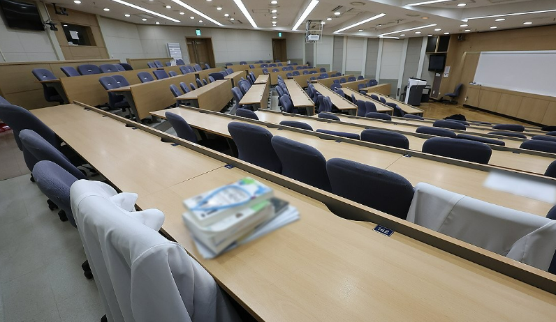 지난 17일 서울 시내 한 의과대학 강의실에 가운이 걸려 있다. 정부는 25일 장기 휴학 의대생에 대한 복귀 방안을 확정했다. /연합뉴스