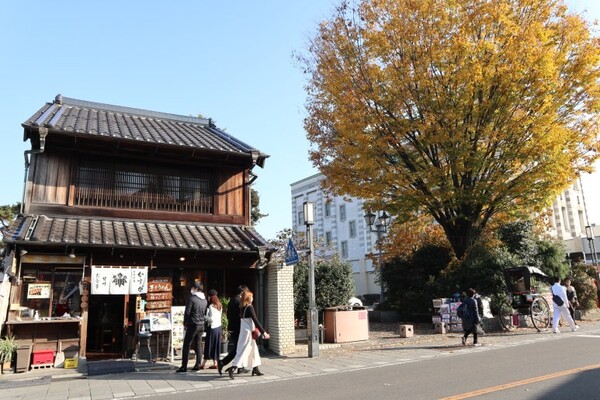 120년 이상 된 전통 창고(蔵/구라)를 개조한 식당 '가스가(かすが)'다. 하얀 노렌이 눈에 띈다. /사진=양은심