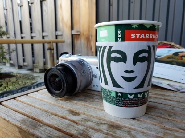 ﻿어디에서든 안심하고 들어갈 수 있는 스타벅스. 한창 들고 다녔던 카메라가 정겹다. 지금은 스마트폰 카메라가 내 여행의 동반자가 되고 있다./사진=양은심