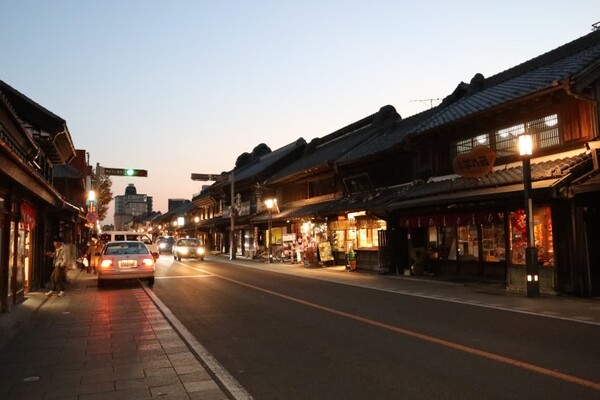 ﻿저녁 무렵 풍경. 차들이 없었다면 옛날로 타입 슬립한 느낌이었을 것이다. /사진=양은심