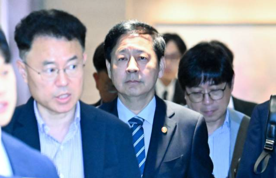 한미 간 '2+2 통상협상'을 위해 미국으로 출국하려던 구윤철 부총리 겸 기재부 장관이 24일 인천국제공항 제2터미널을 굳은 표정으로 나서고 있다. /연합뉴스