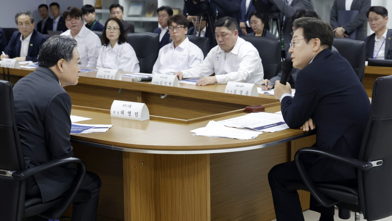 이재명 대통령이 25일 경기 시흥시 SPC 삼립 시흥 공장에서 열린 산업재해 근절 현장 노사간담회에서 허영인 SPC그룹 회장(왼쪽)과 논의하고 있다. /연합뉴스
