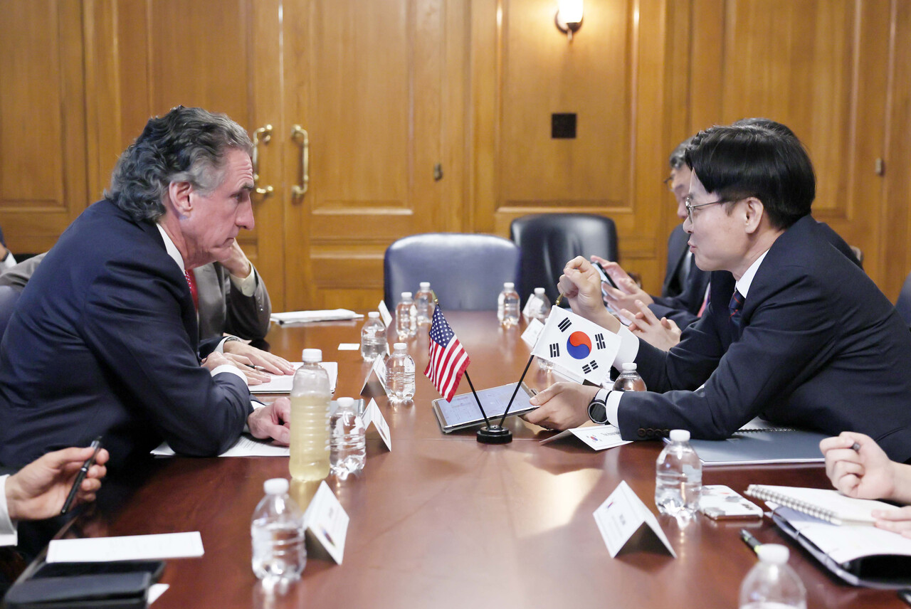 김정관 산업통상자원부 장관이 24일(현지시간) 미국 워싱턴 DC에서 더그 버검 미국 백악관 국가에너지위원회 위원장과 면담을 하고 있다. /산업통상자원부