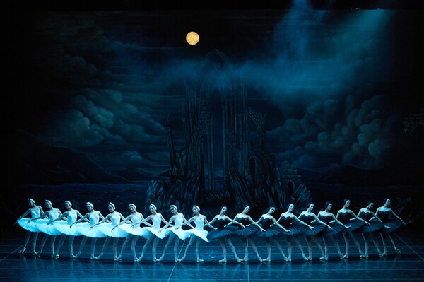 2막 밤의 호숫가 장면에 연출한 압도하는 느낌의 흑조 군무 /사진 제공=유니버설발레단