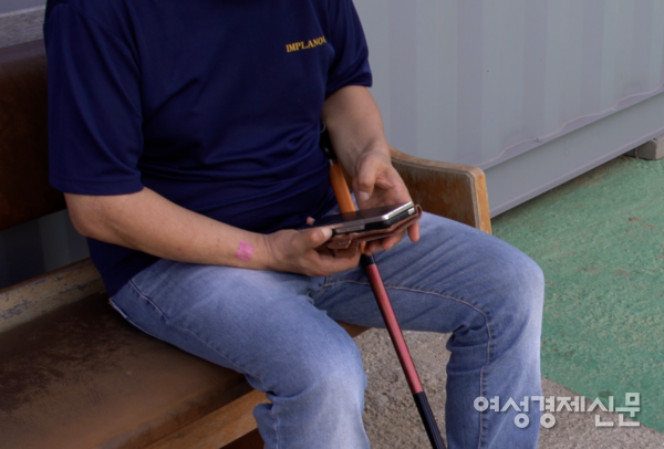 장 목사는 선주민 농장주와 중국 이주민을 연결해준다. 잦은 통화로 청력이 떨어져 스피커폰 모드로 통화한다. /허아은 기자