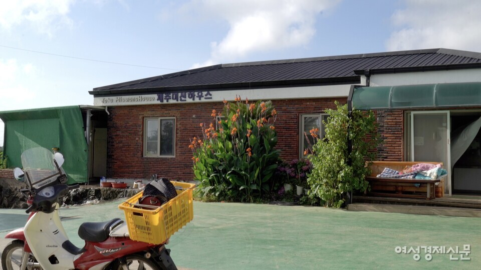 한경면의 만성적인 일손 부족 현상을 보완하는 것은 종교를 중심으로 모인 중국 이주민들이다. 이들은 기독교 신앙을 기반으로 공동생활을 하고 있다. /허아은 기자