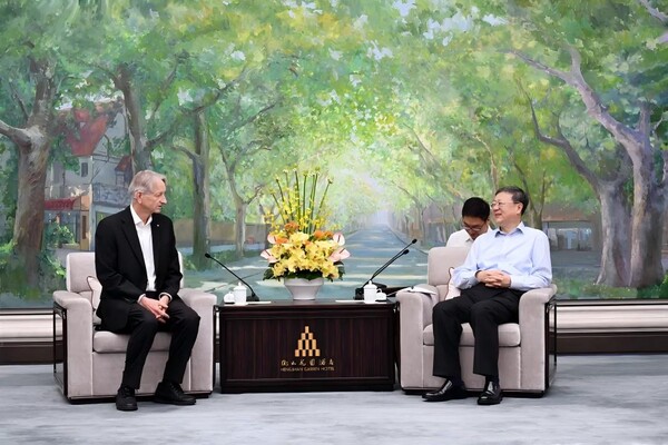 2025년 7월 24일 중국 상하이 당서기 천지닝(오른쪽)이 2018년 튜링상과 2024년 노벨 물리학상 수상자인 제프리 힌튼 캐나다 토론토대 교수를 만나 대화하고 있다. /2025 World AI Conference